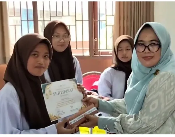Bagi Sembako Kepada Masyarakat 