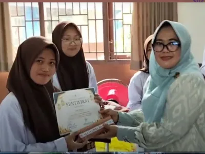 SMA PGRI 1 Palembang Melaksanakan Penutupan Acara Pesantren Ramadhan 1447 H Dan Membagikan Sembako Kepada Masyarakat Sekitar